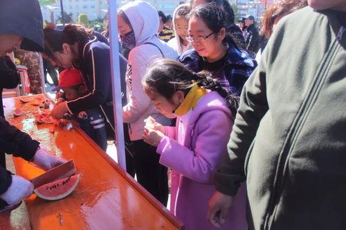 参加吃瓜比赛的选手,吃瓜选手们的激情对决