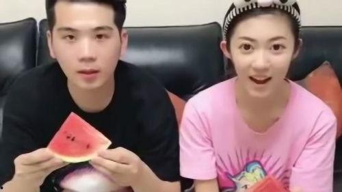 吃瓜夫妻和孩子,温馨家庭乐翻天