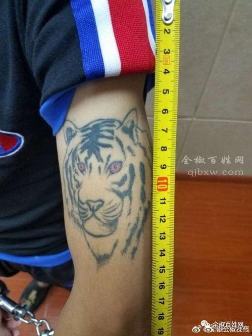吃瓜纹身小伙图片,街头潮流新风尚