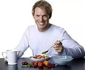 男人自带体温吃瓜,探寻男性独特体温下的生活趣味